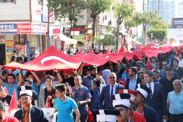 1 Kilometrelik Dev Türk Bayrağı ile ’57. Alay Çanakkale Vefa Yürüyüşü’