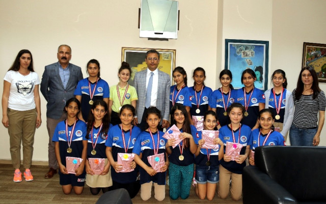 Hentbolcu Kızlar, Başarılarını Başkan Pamuk ile Paylaştı