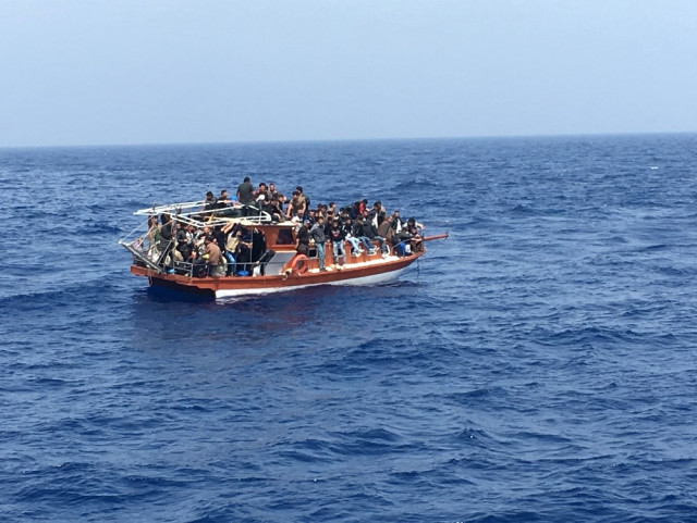 Mersin’de Denizde Mahsur Kalan Mülteciler Sahil Güvenlik Ekiplerince Kurtarıldı