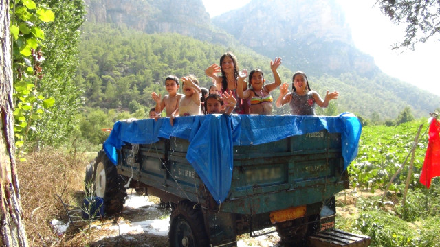 Köy Çocuklarının ‘Traktör Havuzu’