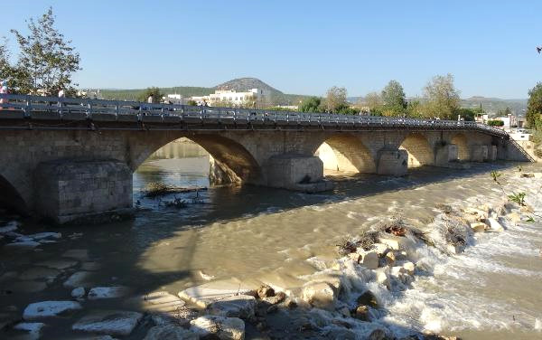 Belediyenin Trafiğe Kapattığı Köprüyü, Kaymakamlık Açtırdı