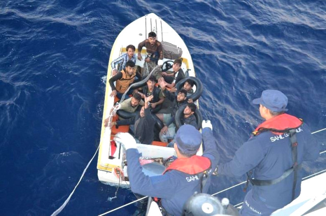 Denize Açılan Göçmenleri Sahil Güvenlik Kurtardı