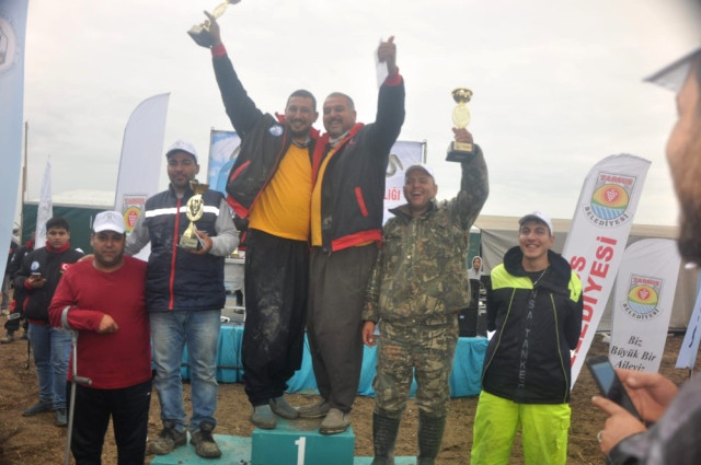 Tarsus’ta Yılan Balığı Yakalama Yarışması