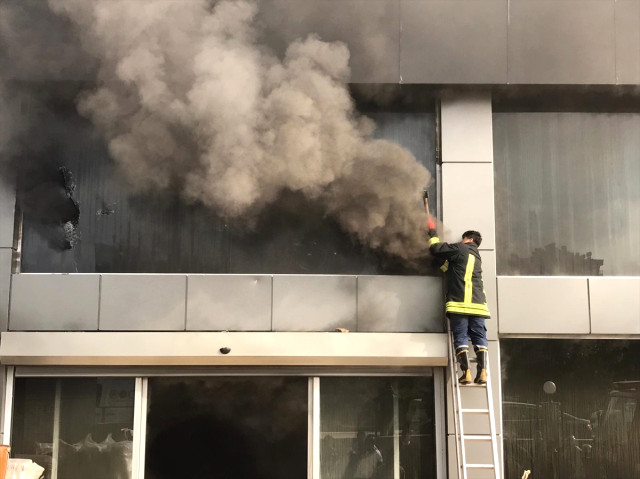 Mersin’de 12 Katlı Apartmanın Altındaki Dükkanlarda Yangın