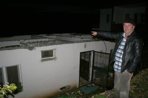 Mersin’de Hortum, Evlerin Çatısını Uçurdu, Elektrik Direklerini Devirdi