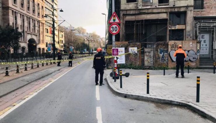 Beyoğlu’nda 5 katlı binada çökme riskine karşı yol, araç ve tramvay trafiğine kapatıldı(1)