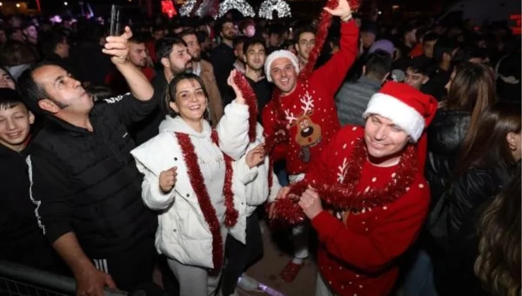 Mersin’de Binlerce Kişi Yeni Yılı Coşkuyla Karşıladı