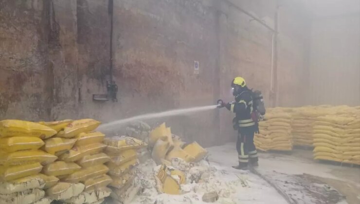 Mersin’de lojistik firmasının kükürt depolama alanında yangın çıktı