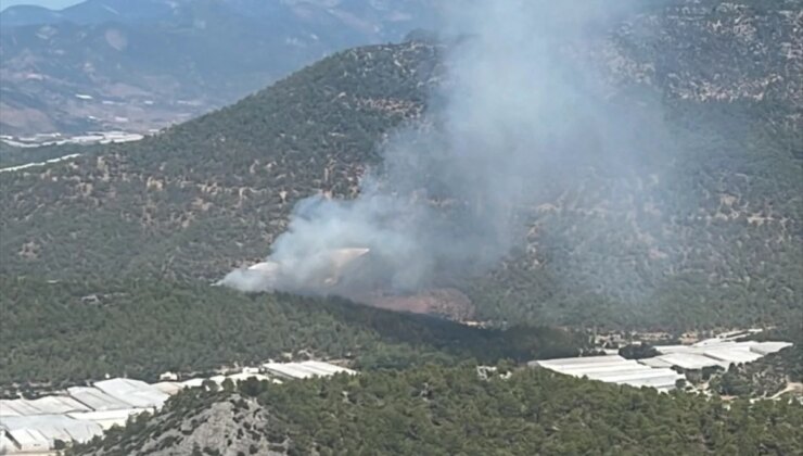 Mersin’de Ormanlık Alanda Çıkan Yangına Havadan ve Karadan Müdahale Ediliyor
