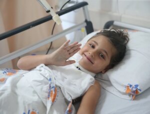 Mersin’de Tırmandığı Kapıdan Düşen 5 Yaşındaki Kız Çocuğu Hayati Tehlikeyi Atlattı