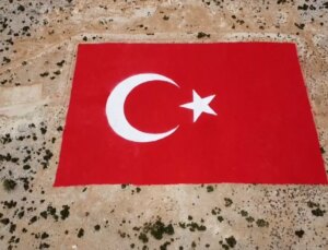 Mersin’in Mut ilçesinde 22 dönümlük toprağa yapılan Türk bayrağı tekrar boyandı