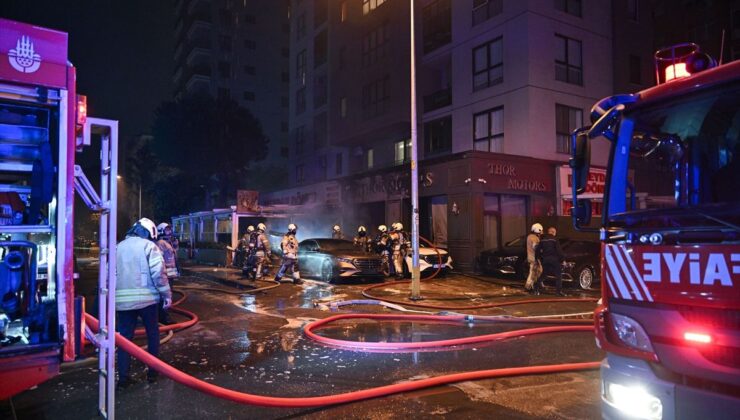 Kadıköy’de oto galeride çıkan yangında 4 araç kullanılamaz hale geldi
